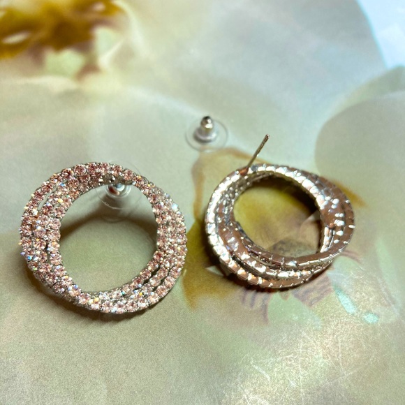 🌟 Rhinestone Silver Tone Circle Earrings - Picture 6 of 6